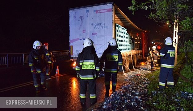 Z ciężarówki wypadło tysiące butelek z wodą. Trwają utrudnienia w ruchu