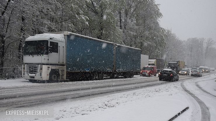 Fatalne warunki do jazdy na krajowej ósemce. Na odcinku od Barda w stronę Kłodzka tworzą się kilkukilometrowe korki