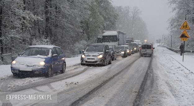 Fatalne warunki do jazdy na krajowej ósemce. Na odcinku od Barda w stronę Kłodzka tworzą się kilkukilometrowe korki