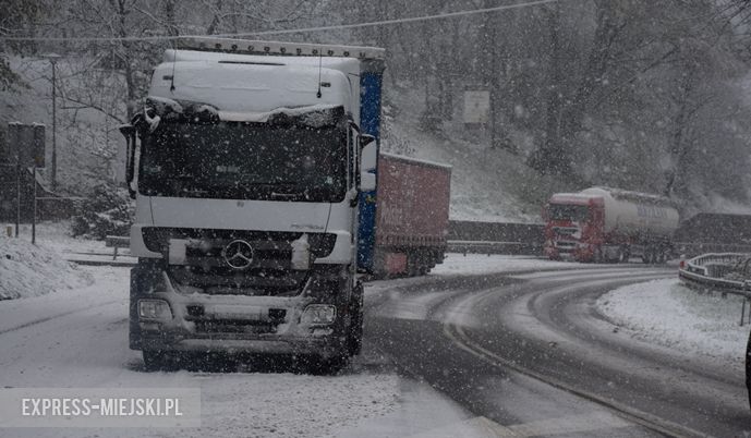 Fatalne warunki do jazdy na krajowej ósemce. Na odcinku od Barda w stronę Kłodzka tworzą się kilkukilometrowe korki