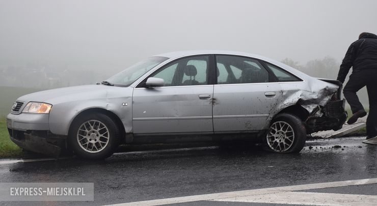 Na krajowej ósemce Audi wypadło z drogi i uderzyło w przydrożne bariery