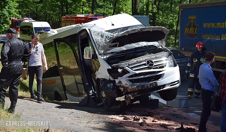 Bus ze studentami wjechał do rowu. Kierowca najprawdopodobniej przysnął