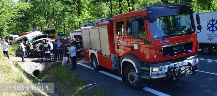 Bus ze studentami wjechał do rowu. Kierowca najprawdopodobniej przysnął