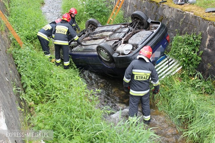 Wypadł z drogi i wpadł do rzeki. Groźnie zdarzenie drogowe na drodze krajowej nr 46