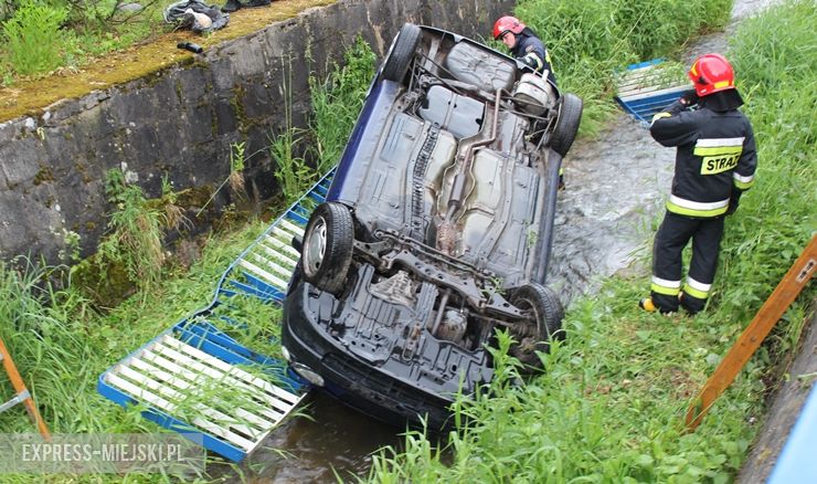 Wypadł z drogi i wpadł do rzeki. Groźnie zdarzenie drogowe na drodze krajowej nr 46