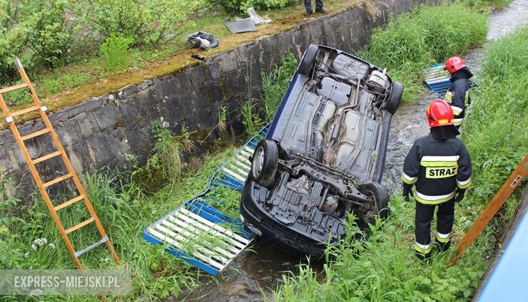 Wypadł z drogi i wpadł do rzeki. Groźnie zdarzenie drogowe na drodze krajowej nr 46