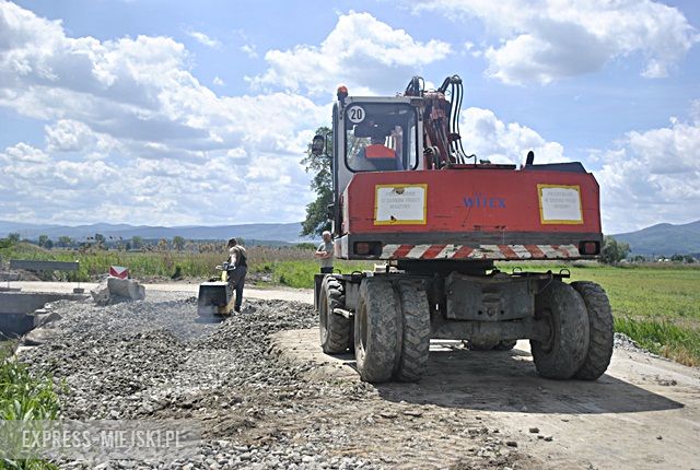 Prace związane z odbudową zniszczonej drogi w Doboszowicach