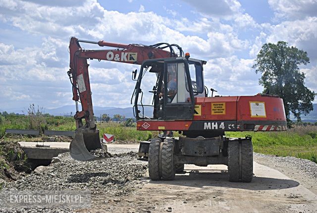 Prace związane z odbudową zniszczonej drogi w Doboszowicach