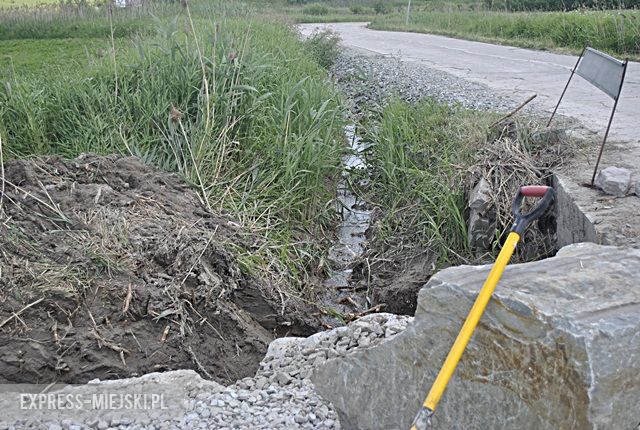 Prace związane z odbudową zniszczonej drogi w Doboszowicach