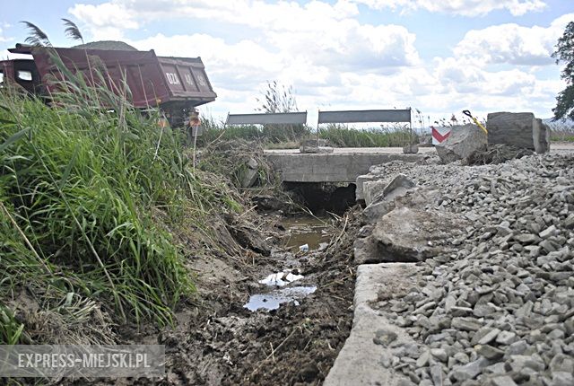 Prace związane z odbudową zniszczonej drogi w Doboszowicach