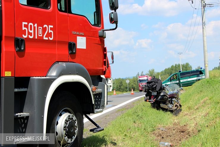  Na krajowej ósemce motocyklista uderzył u busa. Interweniuje śmigłowiec LPR