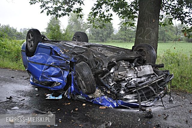 Dachowanie na drodze powiatowej między Ożarami a Kamieńcem Ząbkowickim