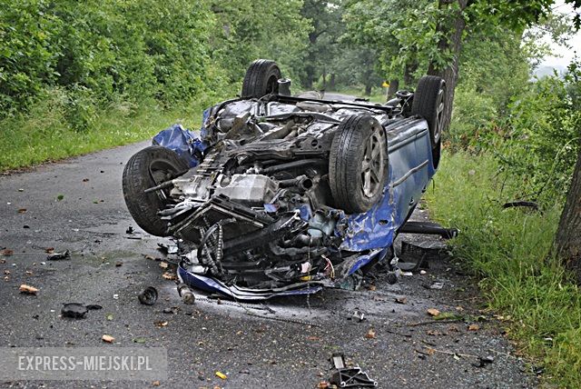 Dachowanie na drodze powiatowej między Ożarami a Kamieńcem Ząbkowickim