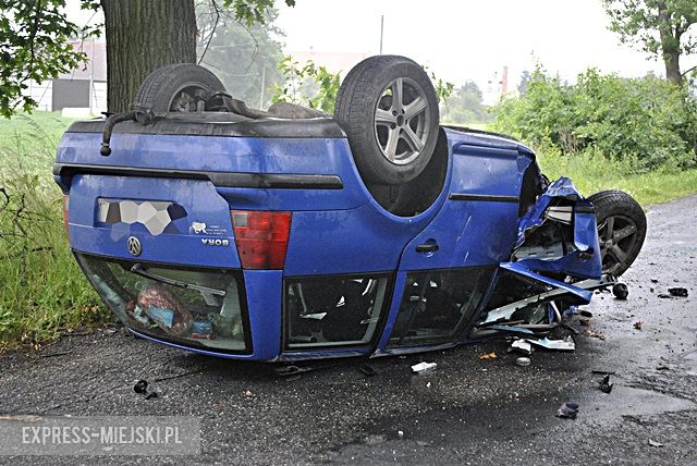 Dachowanie na drodze powiatowej między Ożarami a Kamieńcem Ząbkowickim