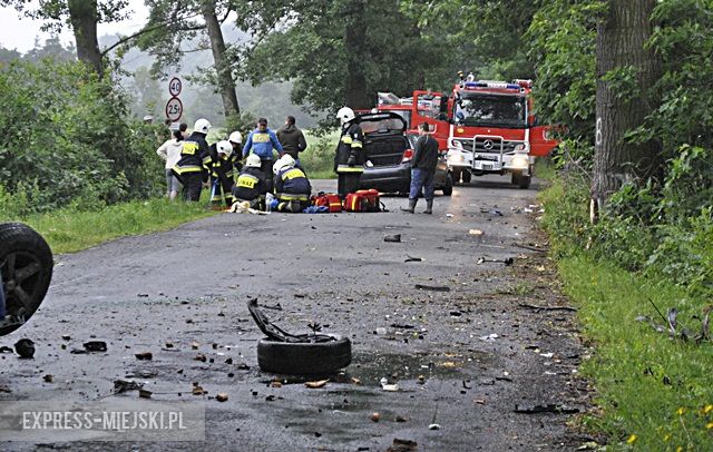 Dachowanie na drodze powiatowej między Ożarami a Kamieńcem Ząbkowickim