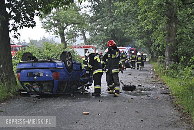 Dachowanie na drodze powiatowej między Ożarami a Kamieńcem Ząbkowickim