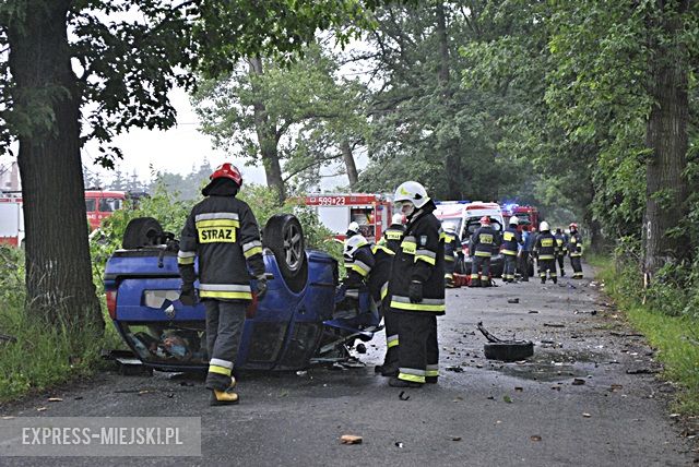 Dachowanie na drodze powiatowej między Ożarami a Kamieńcem Ząbkowickim