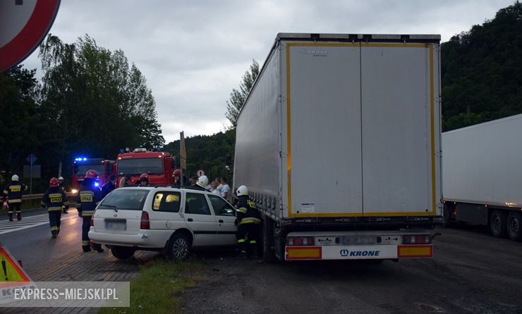 Osobówka wjechała w samochód ciężarowy