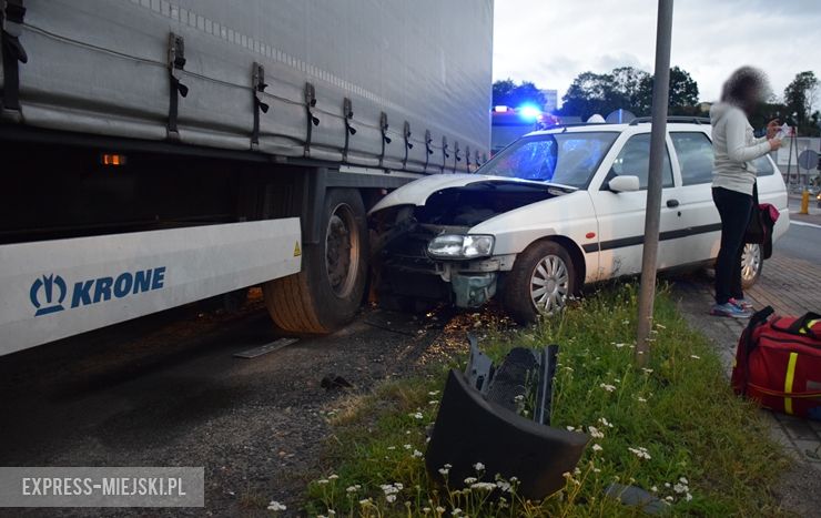 Osobówka wjechała w samochód ciężarowy