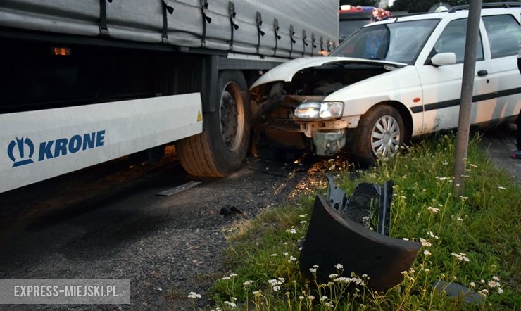 Osobówka wjechała w samochód ciężarowy