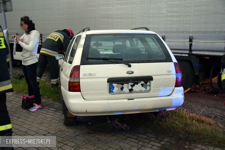 Osobówka wjechała w samochód ciężarowy