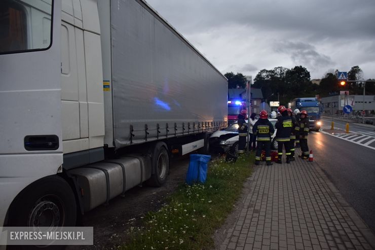 Osobówka wjechała w samochód ciężarowy