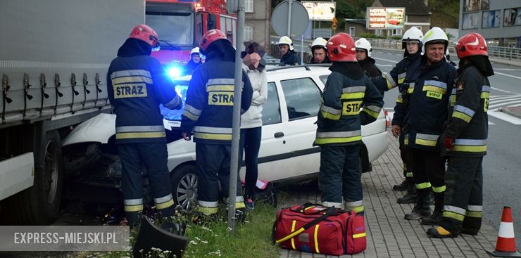 Osobówka wjechała w samochód ciężarowy