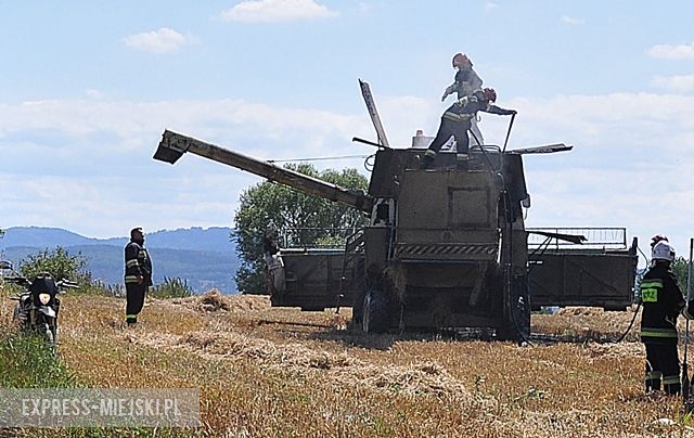 Pożar kombajnu na polu za Strąkową