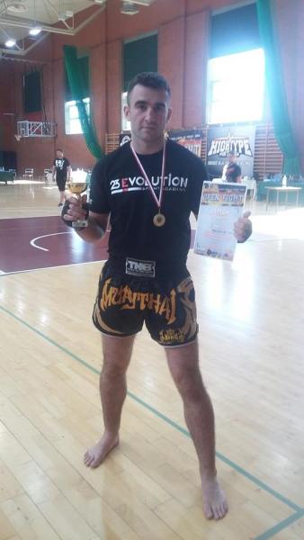 Przemysław Walków po dwóch wygranych walkach ,w formule K-1, podczas Otwartych Mistrzostwach Open Fight w Legnicy. 