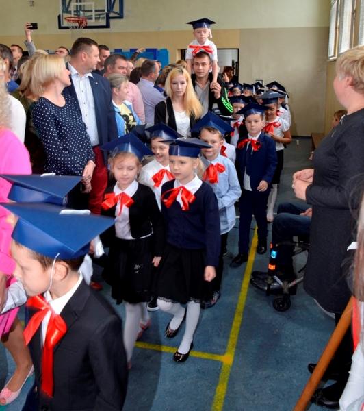 Pierwszoklasiści Szkoły Podstawowej nr 3 im. Mikołaja Kopernika