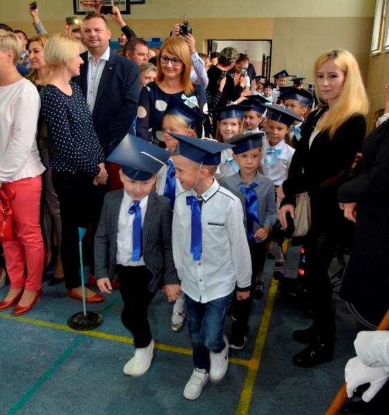 Pierwszoklasiści Szkoły Podstawowej nr 3 im. Mikołaja Kopernika