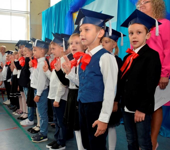 Pierwszoklasiści Szkoły Podstawowej nr 3 im. Mikołaja Kopernika