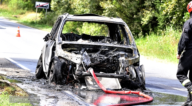 Na drodze wojewódzkiej nr 385 w Stolcu doszczętnie spłonął samochód osobowy marki BMW