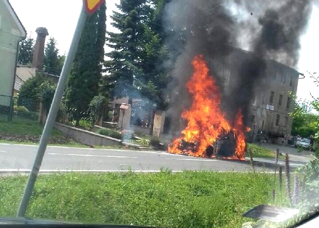 Na drodze wojewódzkiej nr 385 w Stolcu doszczętnie spłonął samochód osobowy marki BMW