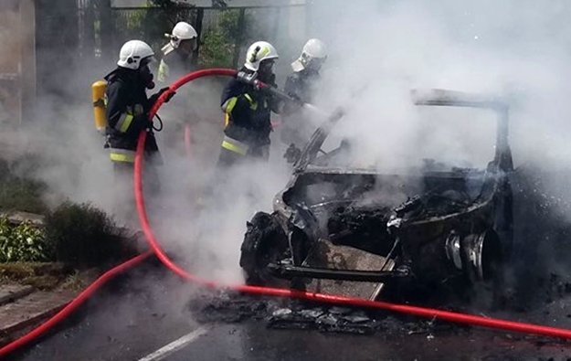 Na drodze wojewódzkiej nr 385 w Stolcu doszczętnie spłonął samochód osobowy marki BMW