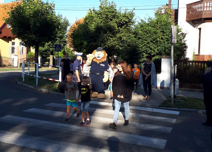 W Ziębicach policjanci wraz z uczniami prowadzili akcję „Bezpieczna droga do szkoły” 