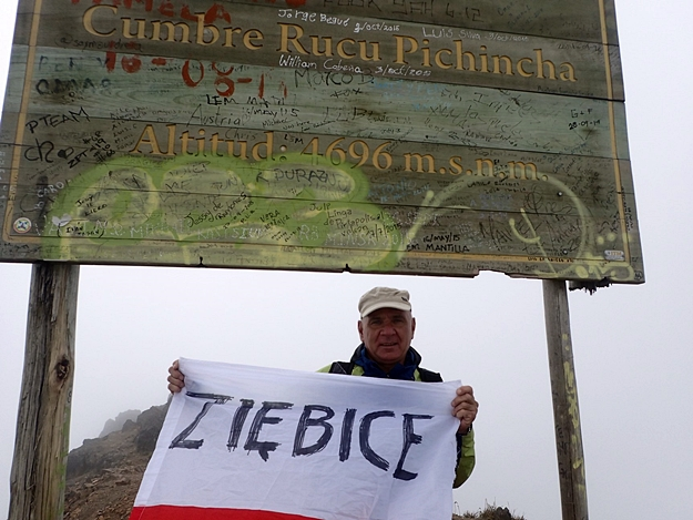 Dariusz Łyżwiński jest podróżnikiem, który zwiedza świat i przy tym dumnie eksponuje flagę Ziębic