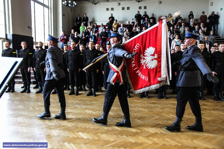 Ślubowanie nowych policjantów i policjantek