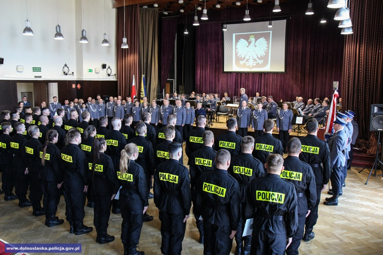 Ślubowanie nowych policjantów i policjantek