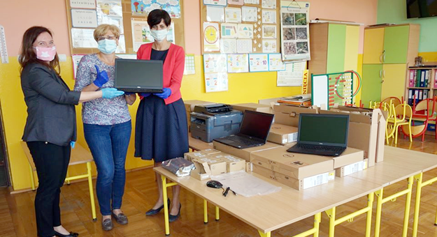 Kolejne 20 laptopów trafi do uczniów Szkoły Podstawowej w Złotym Stoku