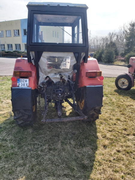 Maszyny rolnicze posiadają przegląd techniczny oraz ubezpieczenie. Pojazdy można obejrzeć w godzinach od 8 do 14 po uprzednim kontakcie telefonicznym pod nr. tel. 74 815 16 08 