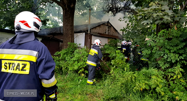 Po przybyciu służb okazało się, że doszło do zapalenia śmieci znajdujących się nieopodal budynku gospodarczego