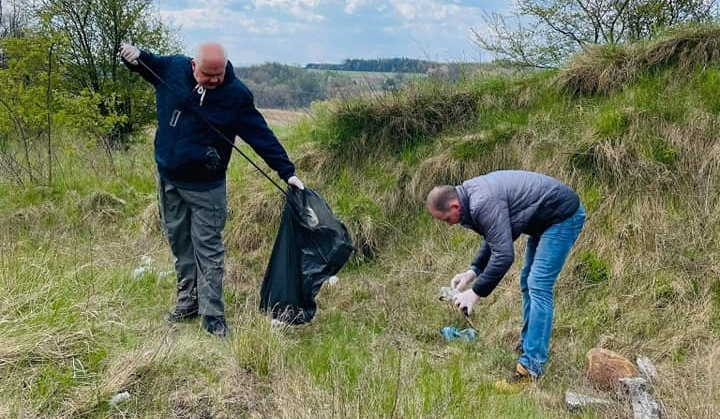 Do akcji sprzątania włączyli się również mieszkańcy. Posprzątano park oraz las miejski w okolicach Ź