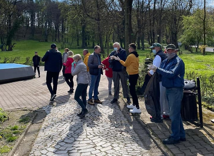 Do akcji sprzątania włączyli się również mieszkańcy. Posprzątano park oraz las miejski w okolicach Ź