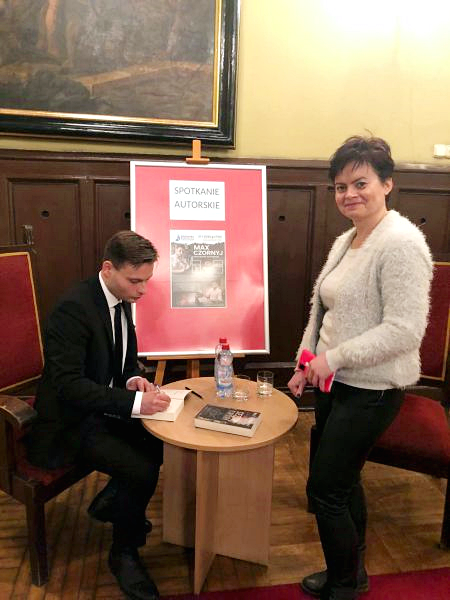 Max Czornyj odwiedził Ząbkowice Śląskie. Podczas spotkania można było zakupić książki pisarza, dostać autograf oraz zrobić pamiątkowe zdjęcie