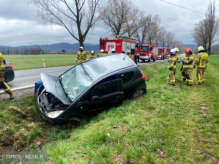 Mitsubishi wypadło z drogi  na drodze krajowej nr 8 między Braszowicami a Bardem 