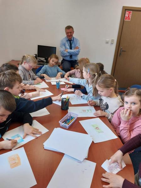 Uczniowie ze Szkoły Podstawowej nr 3 w Ząbkowicach Śląskich z wizytą w banku PKO