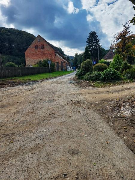 Trwa przebudowa siedmiu odcinków dróg w gminie Stoszowice