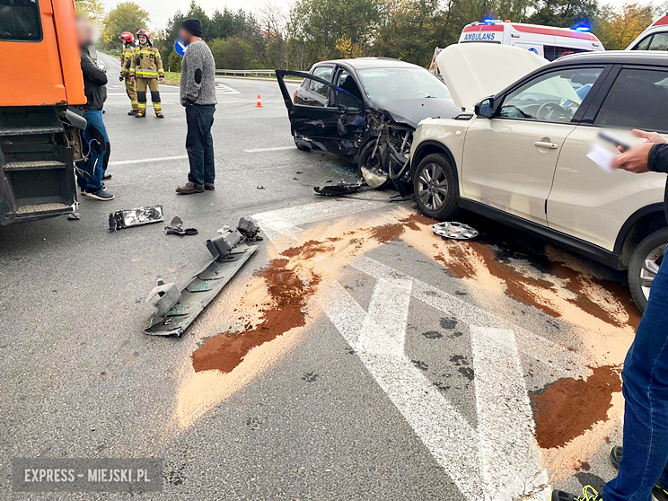 Zderzenie trzech pojazdów na skrzyżowaniu krajowej ósemki z ul. Legnicką 