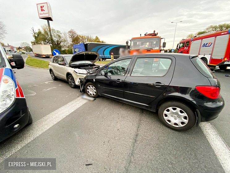 Zderzenie trzech pojazdów na skrzyżowaniu krajowej ósemki z ul. Legnicką 